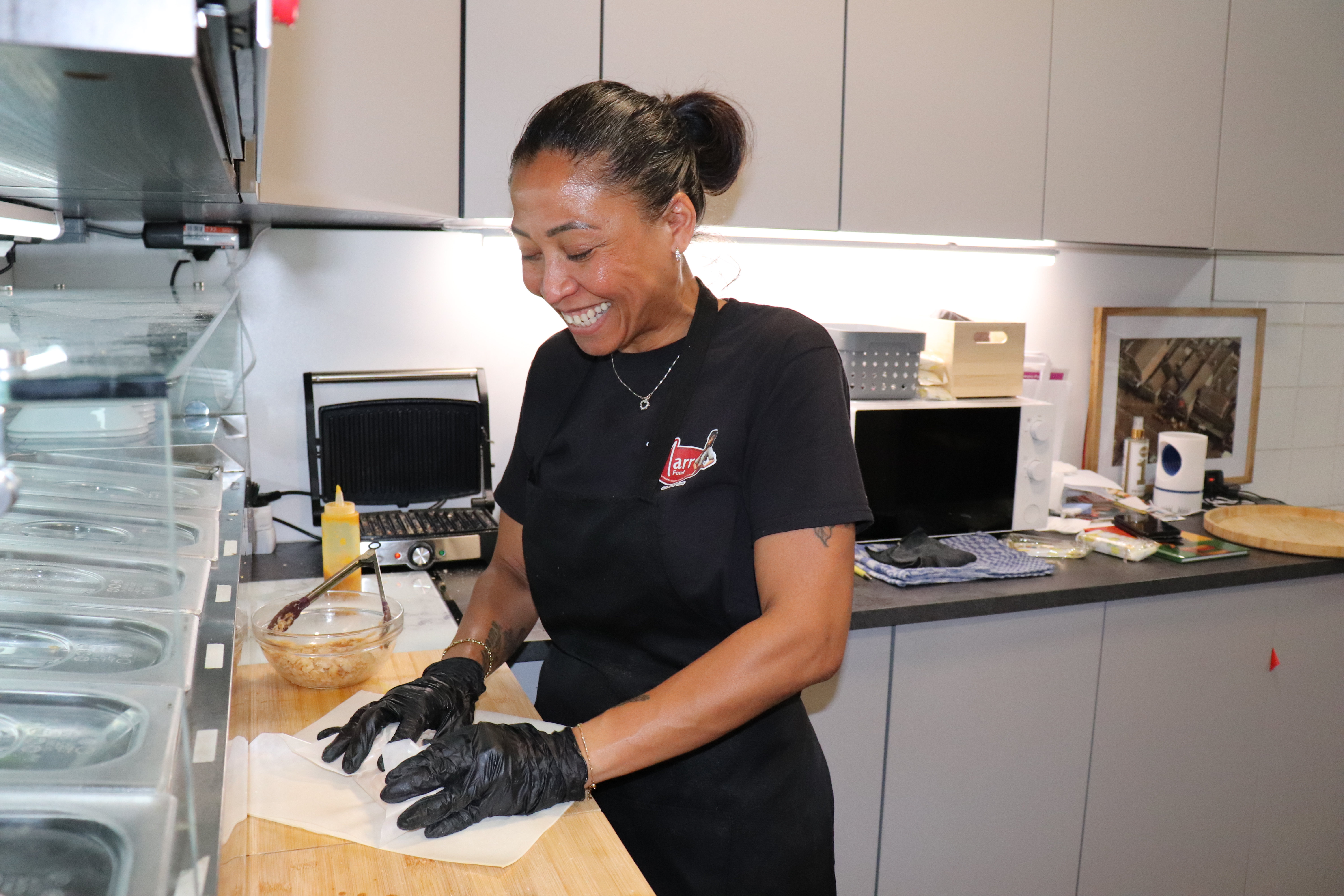 Foto — Marjory aan het werk